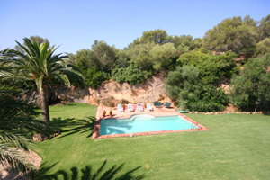 El Torero's extensive grounds and pool