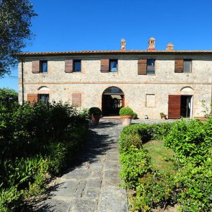 Front view of the glorious Villa Giuncheto