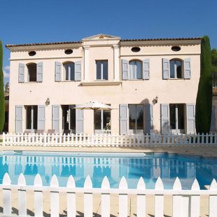 La Demeure du Rouret and its swimming pool
