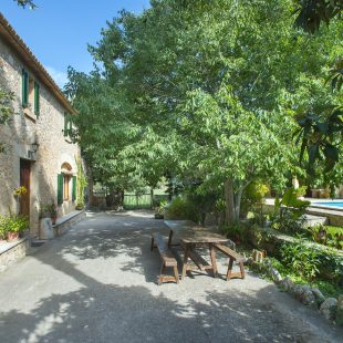 Stay at the foot of the Puig de Maria at Ca’n Catalina